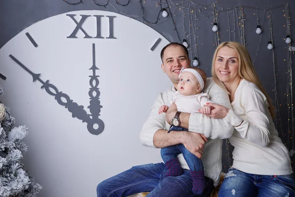 Family with big watch on background — Stock Photo, Image