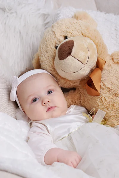 Bebê bonito no fundo brilhante — Fotografia de Stock