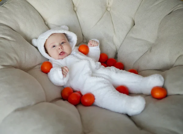 Carino bambino con molti mandarini — Foto Stock