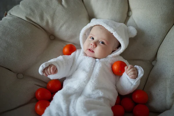 Carino bambino con molti mandarini — Foto Stock