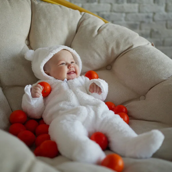 Niedliches Baby mit vielen Mandarinen — Stockfoto