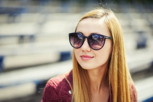 Menina bonita com óculos de sol — Fotografia de Stock