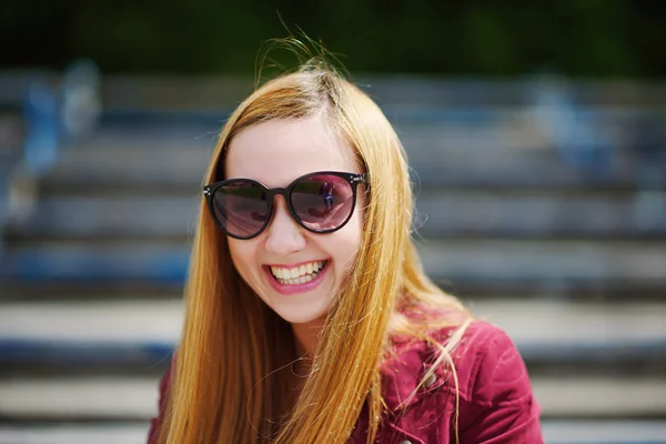 Hermosa chica con gafas de sol — Foto de Stock