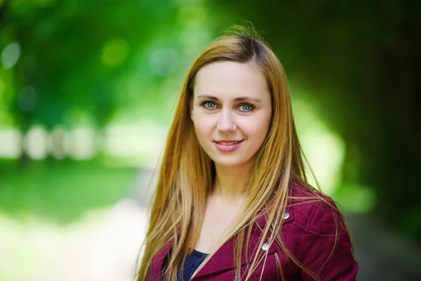 Blond meisje op groene achtergrond — Stockfoto