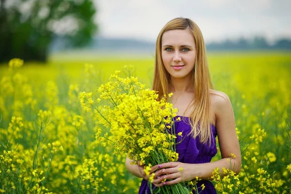 Güzel sarışın kız yaz çayır üzerinde — Stok fotoğraf
