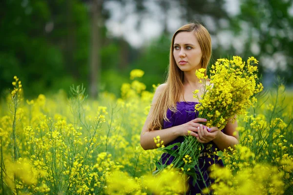 Güzel sarışın kız yaz çayır üzerinde — Stok fotoğraf