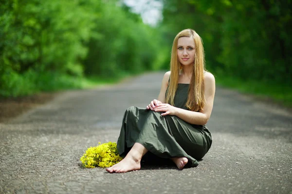 Mooi blond meisje op de weg — Stockfoto