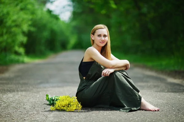 Piękna blondynka na drodze — Zdjęcie stockowe