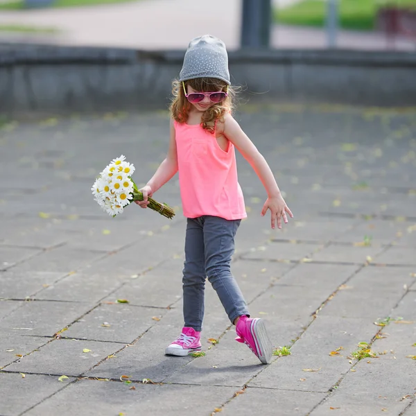 Kleines Hipster-Mädchen mit Blumen — Stockfoto