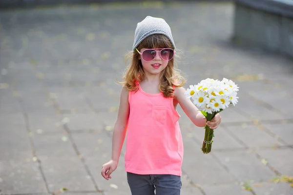 Pequeña chica hipster con flores —  Fotos de Stock