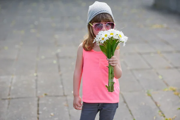 Pequena menina hipster com flores — Fotografia de Stock