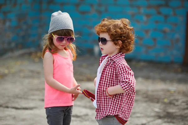 Foto van twee schattige hipsters — Stockfoto