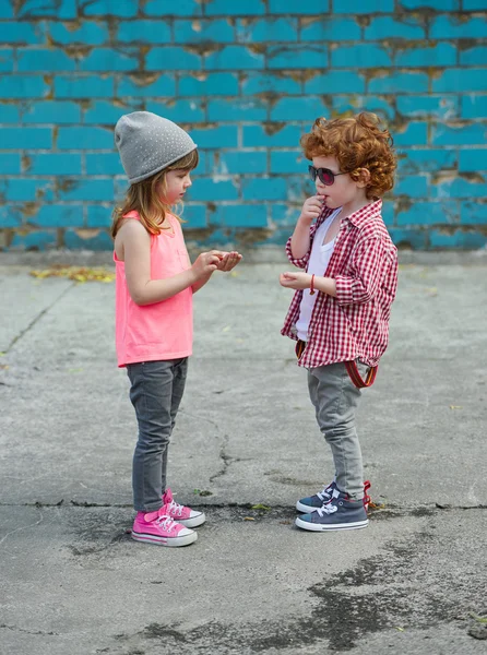 Foto de dos hipsters lindos — Foto de Stock