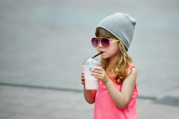 Süt kokteyl ile sevimli küçük kız — Stok fotoğraf