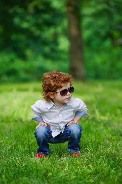 çimenlerin üzerinde modern çocuk