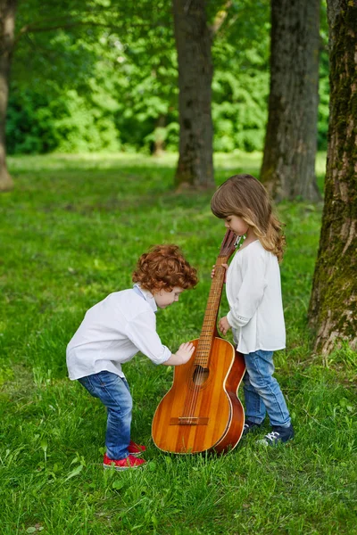 Şirin çocuk gitar çalmak — Stok fotoğraf