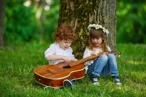 Şirin çocuk gitar çalmak — Stok fotoğraf