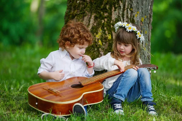 Aranyos gyerekek játszani a gitár — Stock Fotó