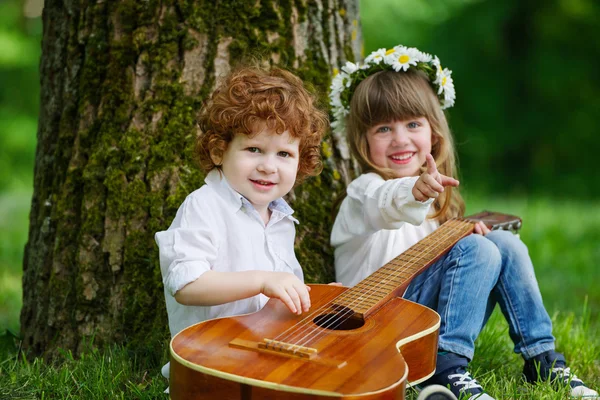 Słodkie dzieci gry na gitarze — Zdjęcie stockowe