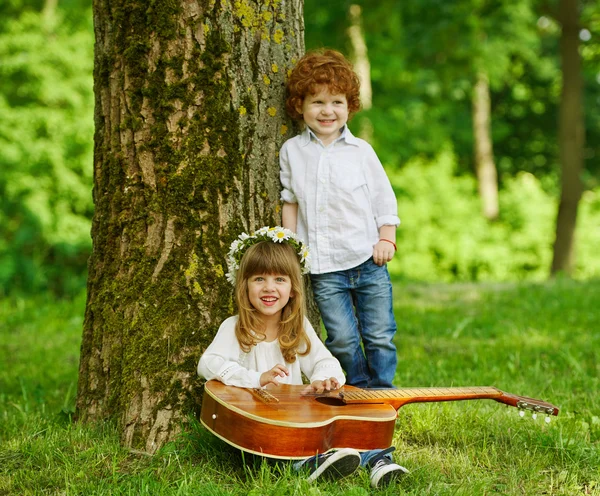 Милі діти грають на гітарі — стокове фото