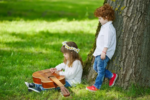 Schattige kinderen gitaarspelen — Stockfoto