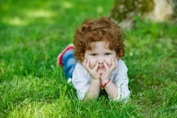 Moderner Junge auf dem Rasen — Stockfoto