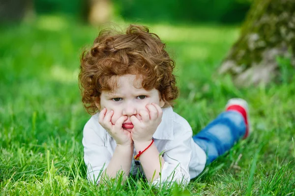 Современный мальчик на траве — стоковое фото