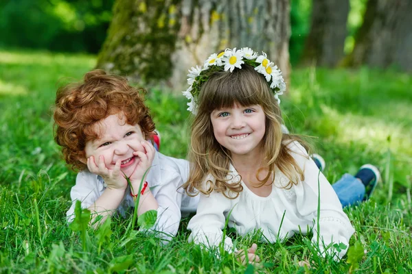 Niños felices en la hierba — Foto de Stock