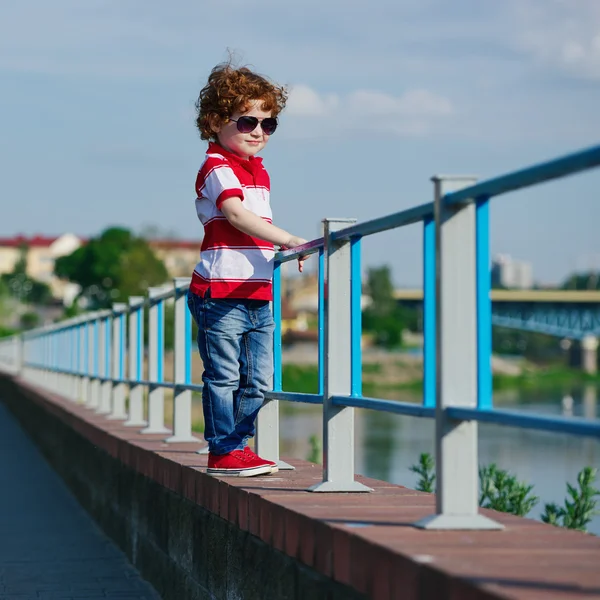 Piccolo bel ragazzo con gli occhiali da sole — Foto Stock