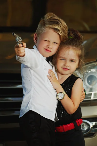 Мальчик и девочка играют в шпиона — стоковое фото