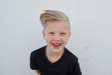 parlak arka plan üzerinde duygusal delikanlı