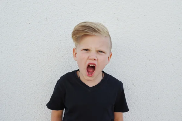 parlak arka plan üzerinde duygusal delikanlı