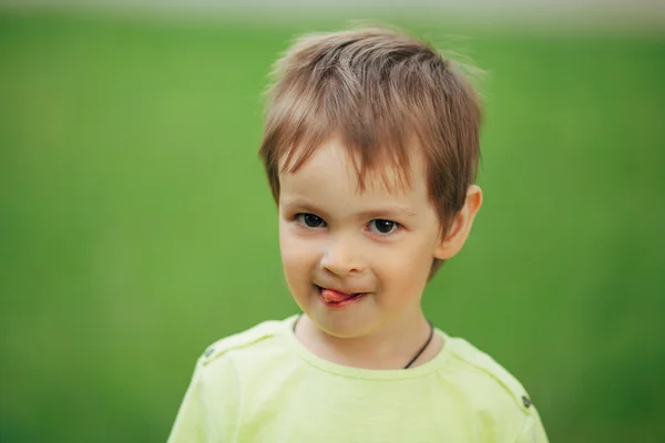 Маленький мальчик на зеленом фоне — стоковое фото