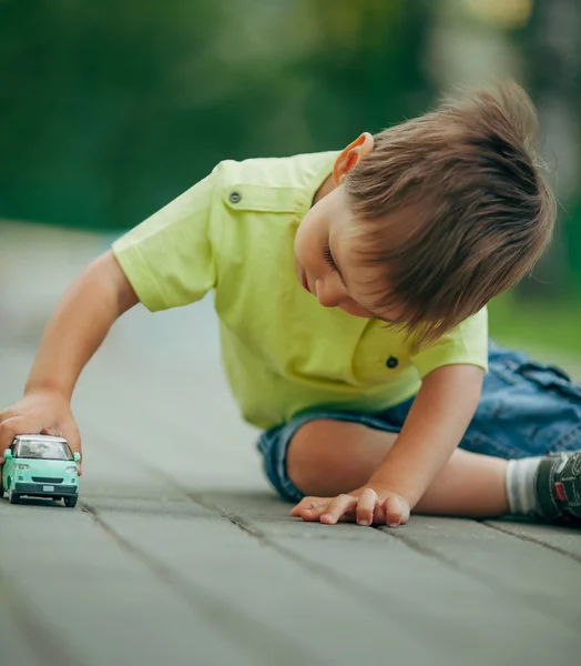 Kleine jongen spelen met speelgoed auto — Stockfoto