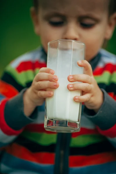 Pequeño niño divertido con vaso de leche — Foto de Stock