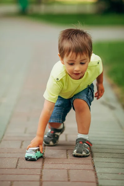 Menino brincando com brinquedo carro — Fotografia de Stock