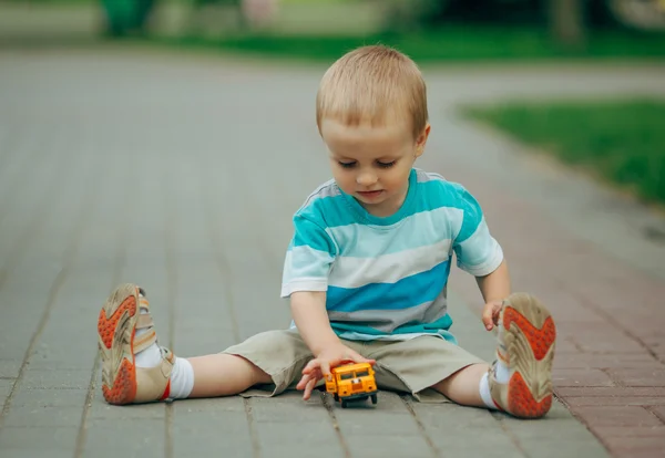 Маленький хлопчик грає з іграшковою машиною — стокове фото