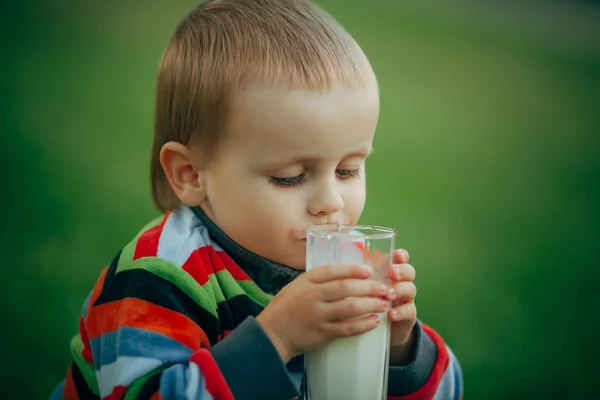 Kleine grappige jongen met glas melk — Stockfoto