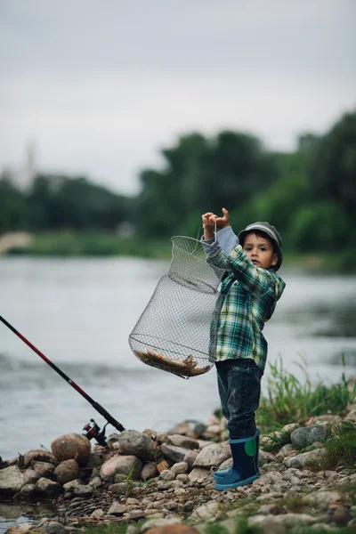 Junge angelt an der Küste des Flusses — Stockfoto