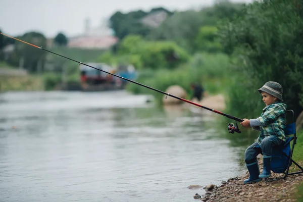 男の子の川の海岸の釣り — ストック写真