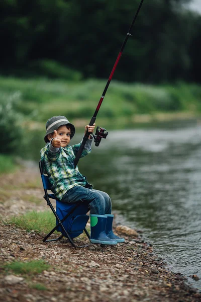 Junge angelt an der Küste des Flusses — Stockfoto