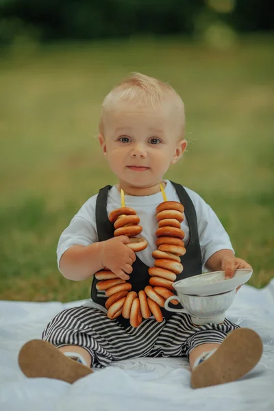 Kleine jongen met bagels — Stok fotoğraf