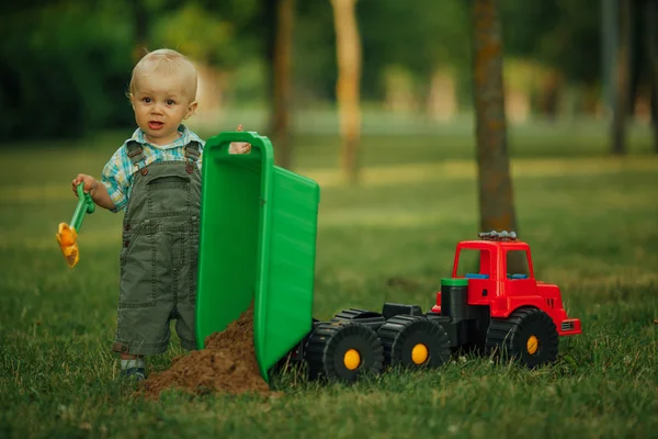 Pequeño constructor con pala — Foto de Stock