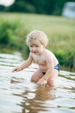 suda oynarken küçük komik çocuk