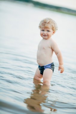 suda oynarken küçük komik çocuk