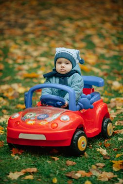 küçük komik çocuk oyuncak araba