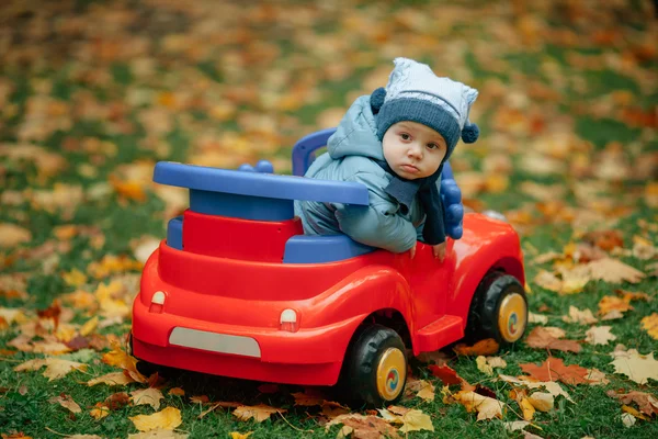 Pequeño divertido chico conducción juguete coche —  Fotos de Stock