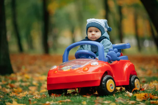 面白い男の子のおもちゃの車を運転 — ストック写真