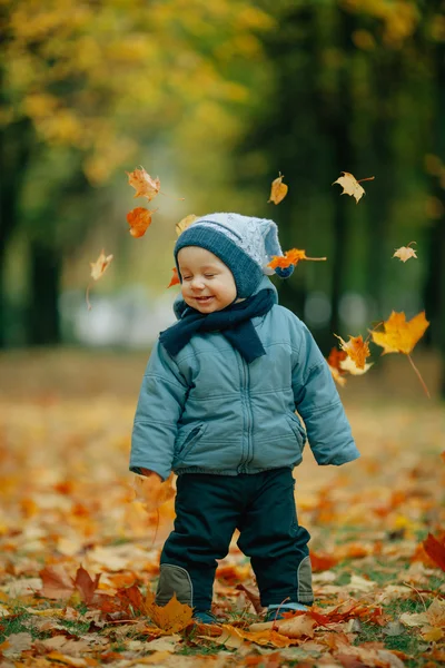 Menino no parque de outono — Fotografia de Stock