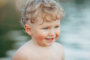 suda oynarken küçük komik çocuk